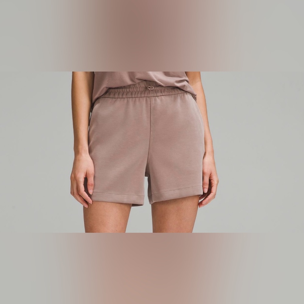 Women’s Lululemon Softstreme Shorts- 4”- Size 6